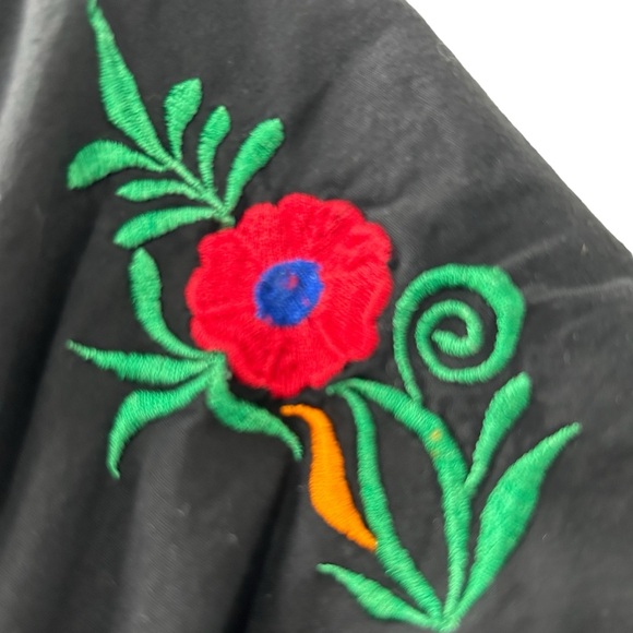 Ingenue New York Black Embroidered Floral Peasant Top Size M - Picture 6 of 7